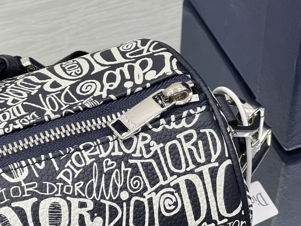 This navy blue Dir AND SHAWN saddle bag is a new series of products created by Dir and designer Shawn Stussy. The classic saddle shape is in sharp contrast with the modern style print. It is elaborately made of grain cow leather, with casual nylon shoulder strap and aluminum buckle, which can add 