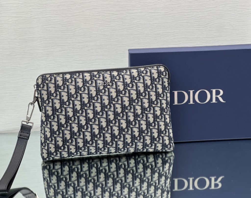 DIO presbyopia handbag, the most popular presbyopia series at present, is universal for men and women, and has a card design inside, which is very convenient to match with the bracelet. It is also popular 🔥 Style!