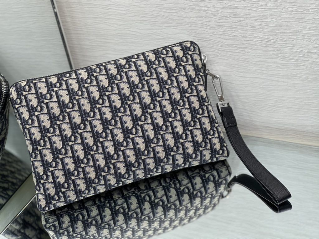 DIO presbyopia handbag, the most popular presbyopia series at present, is universal for men and women, and has a card design inside, which is very convenient to match with the bracelet. It is also popular 🔥 Style!