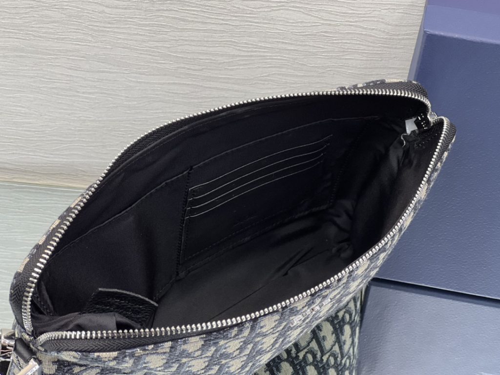 DIO presbyopia handbag, the most popular presbyopia series at present, is universal for men and women, and has a card design inside, which is very convenient to match with the bracelet. It is also popular 🔥 Style!