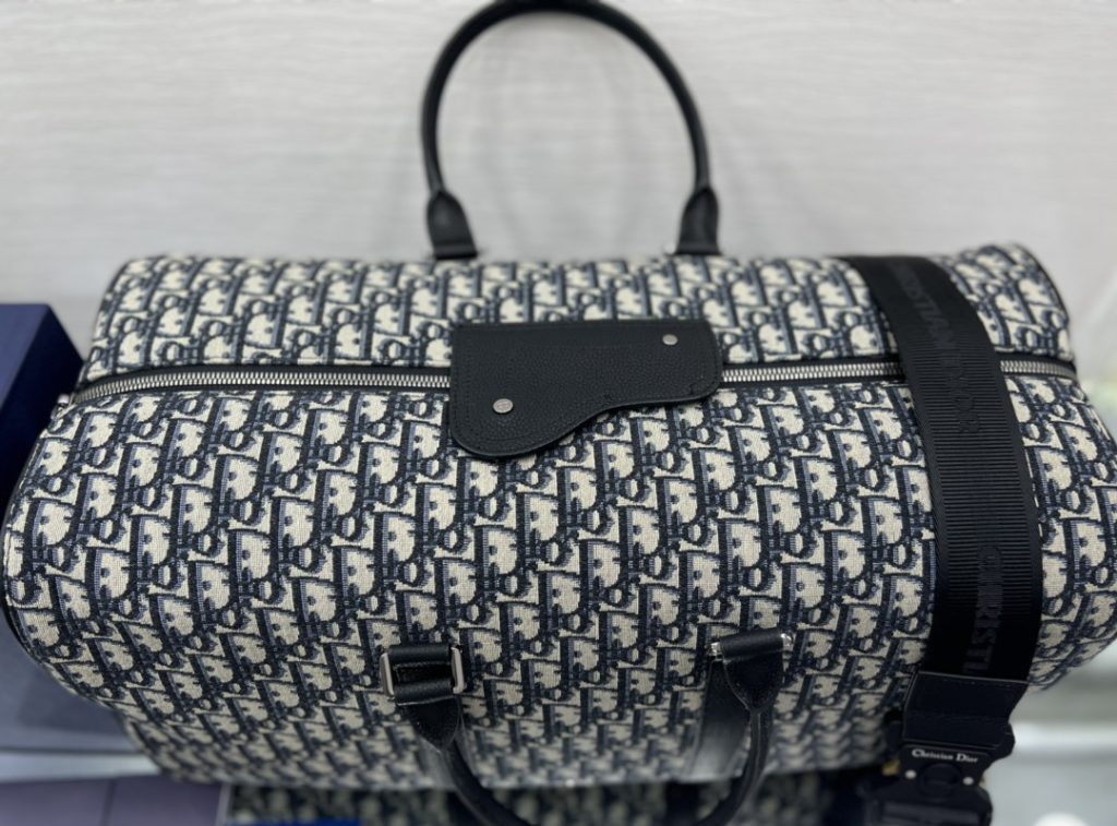 This Dio Lingot 50 handbag is a new product this season, practical and elegant, unique. It is made of beige and black Oblique printed fabric, with black grain cow leather details to enhance the style, and the front is decorated with 