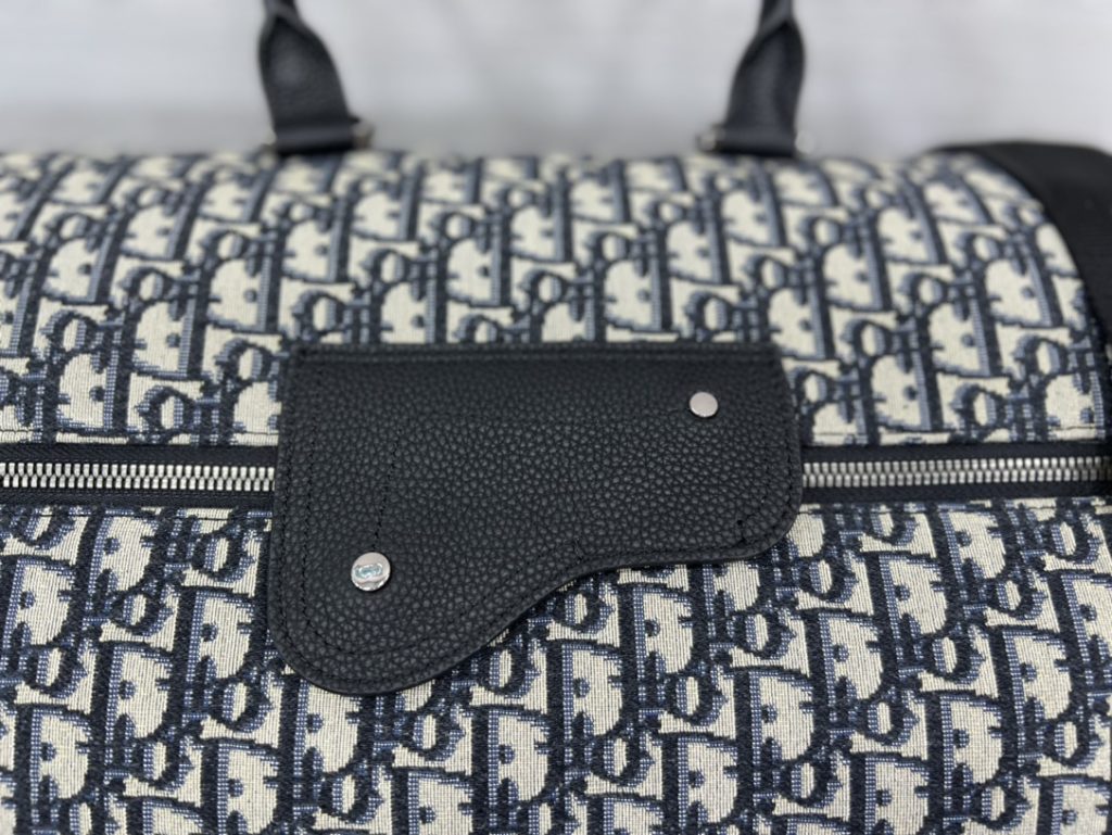 This Dio Lingot 50 handbag is a new product this season, practical and elegant, unique. It is made of beige and black Oblique printed fabric, with black grain cow leather details to enhance the style, and the front is decorated with 