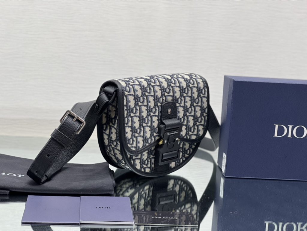 (with box) top original This Gallop messenger bag is new this season, fashionable and simple. It is made of beige and black Oblique printed jacquard fabric, matched with black grain cow leather details, flap design, aluminum buckle to enhance the style, decorated with the 