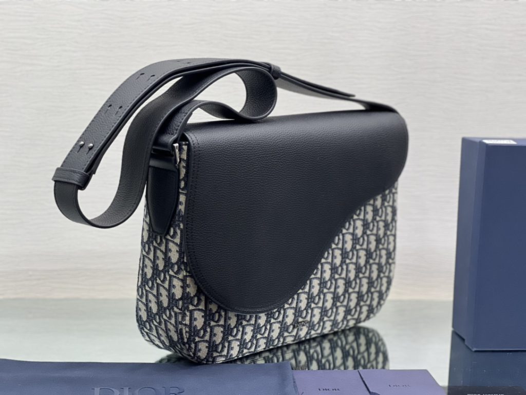 (with box) top original This Gallop messenger bag is new this season, fashionable and simple. It is made of beige and black Oblique printed jacquard fabric, matched with black grain cow leather details, flap design, aluminum buckle to enhance the style, decorated with the 