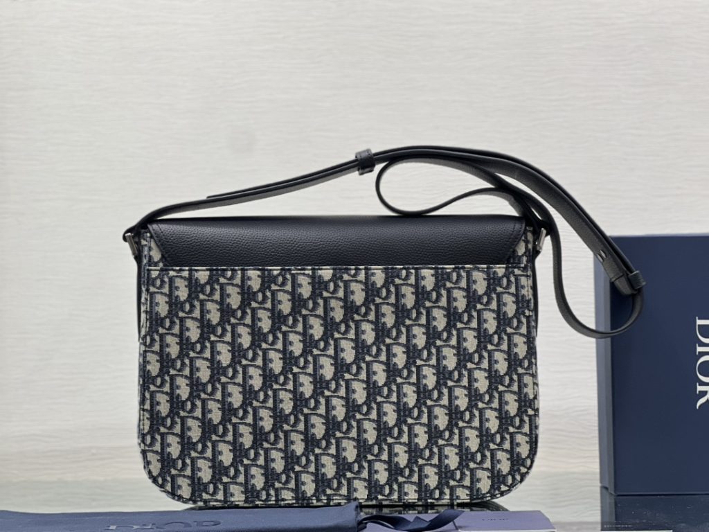 (with box) top original This Gallop messenger bag is new this season, fashionable and simple. It is made of beige and black Oblique printed jacquard fabric, matched with black grain cow leather details, flap design, aluminum buckle to enhance the style, decorated with the 