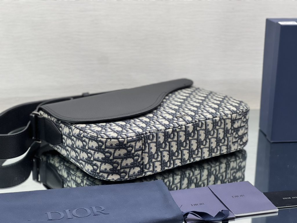 (with box) top original This Gallop messenger bag is new this season, fashionable and simple. It is made of beige and black Oblique printed jacquard fabric, matched with black grain cow leather details, flap design, aluminum buckle to enhance the style, decorated with the 