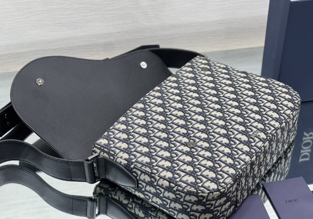 (with box) top original This Gallop messenger bag is new this season, fashionable and simple. It is made of beige and black Oblique printed jacquard fabric, matched with black grain cow leather details, flap design, aluminum buckle to enhance the style, decorated with the 