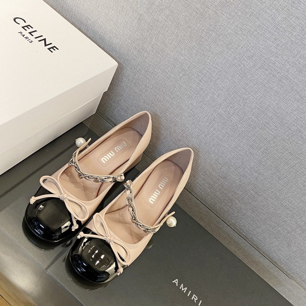 miumiu Mary Jane shoes<br>This year's new light cream color tone is much softer than the pure white classic Mary Jane shoes<br>The black and white uppers are soft and delicate