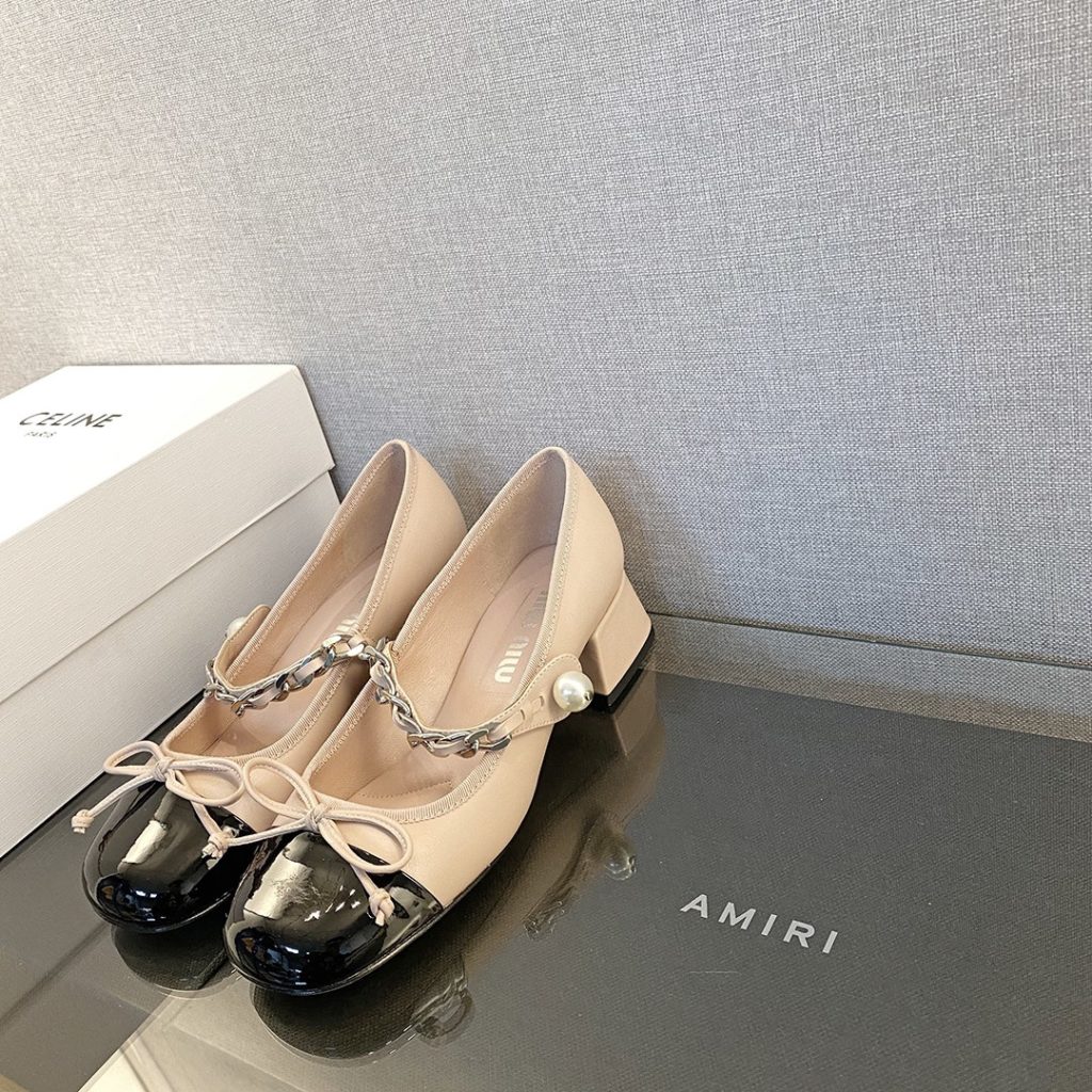 miumiu Mary Jane shoes<br>This year's new light cream color tone is much softer than the pure white classic Mary Jane shoes<br>The black and white uppers are soft and delicate