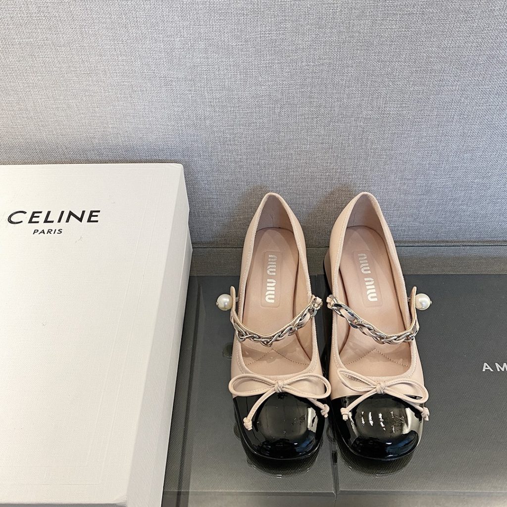 miumiu Mary Jane shoes<br>This year's new light cream color tone is much softer than the pure white classic Mary Jane shoes<br>The black and white uppers are soft and delicate