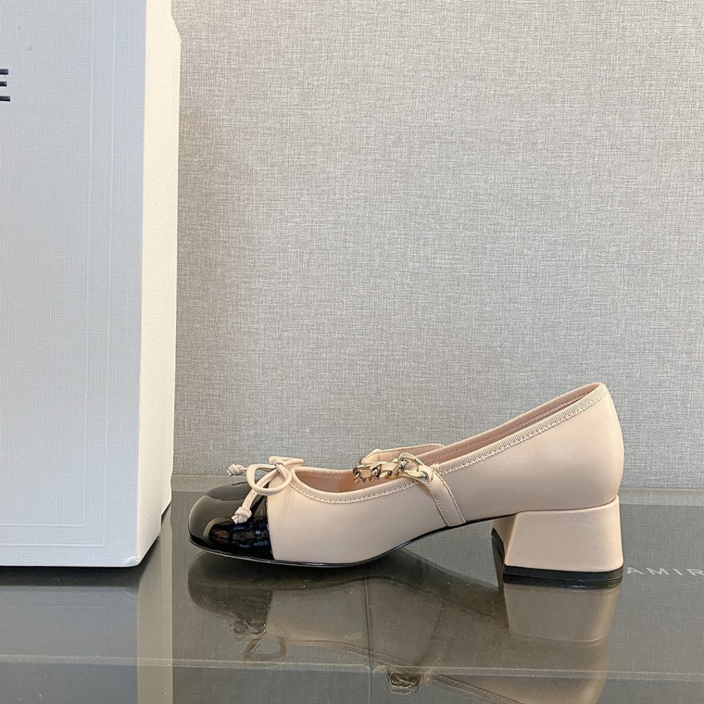 miumiu Mary Jane shoes<br>This year's new light cream color tone is much softer than the pure white classic Mary Jane shoes<br>The black and white uppers are soft and delicate