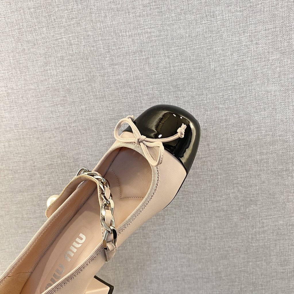 miumiu Mary Jane shoes<br>This year's new light cream color tone is much softer than the pure white classic Mary Jane shoes<br>The black and white uppers are soft and delicate