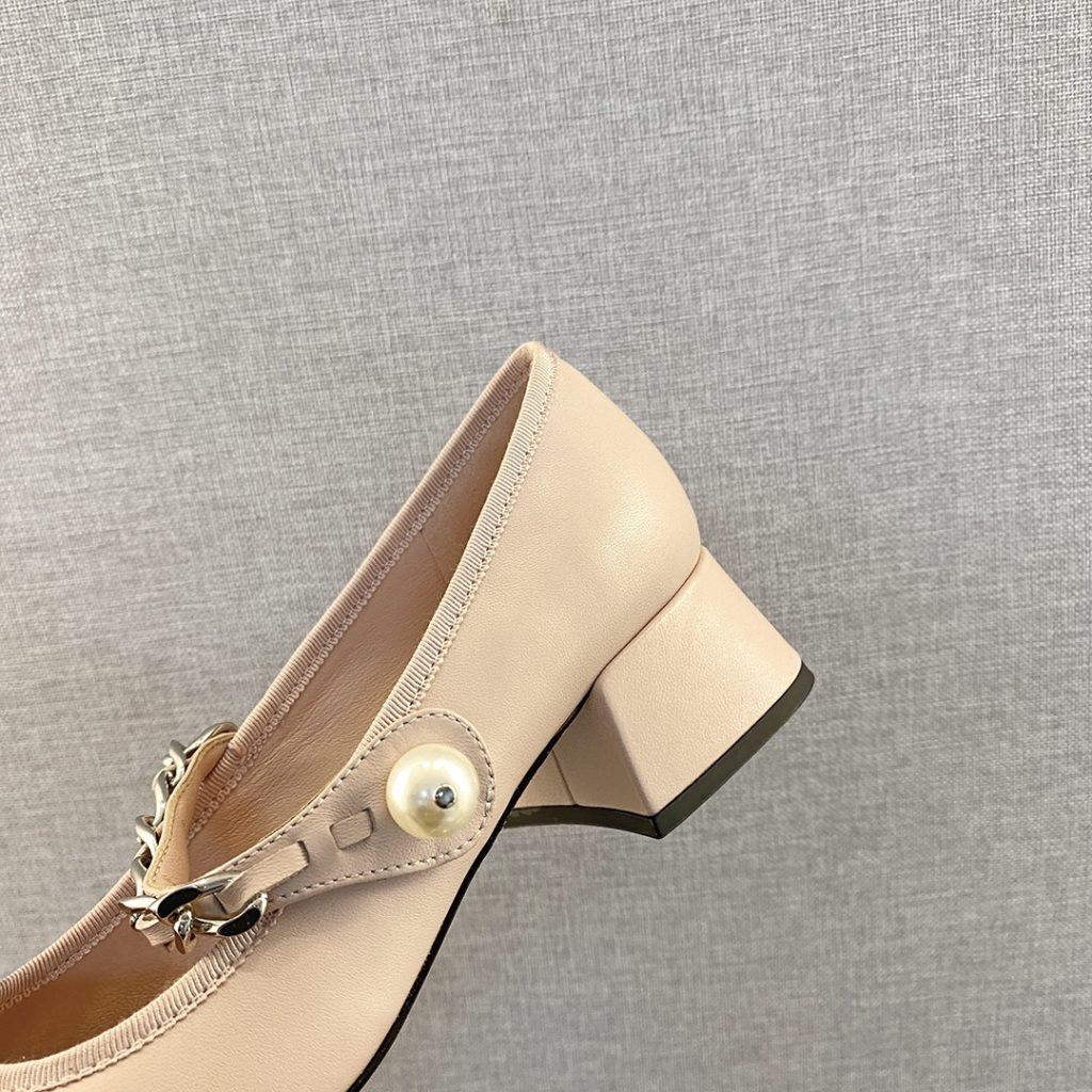 miumiu Mary Jane shoes<br>This year's new light cream color tone is much softer than the pure white classic Mary Jane shoes<br>The black and white uppers are soft and delicate