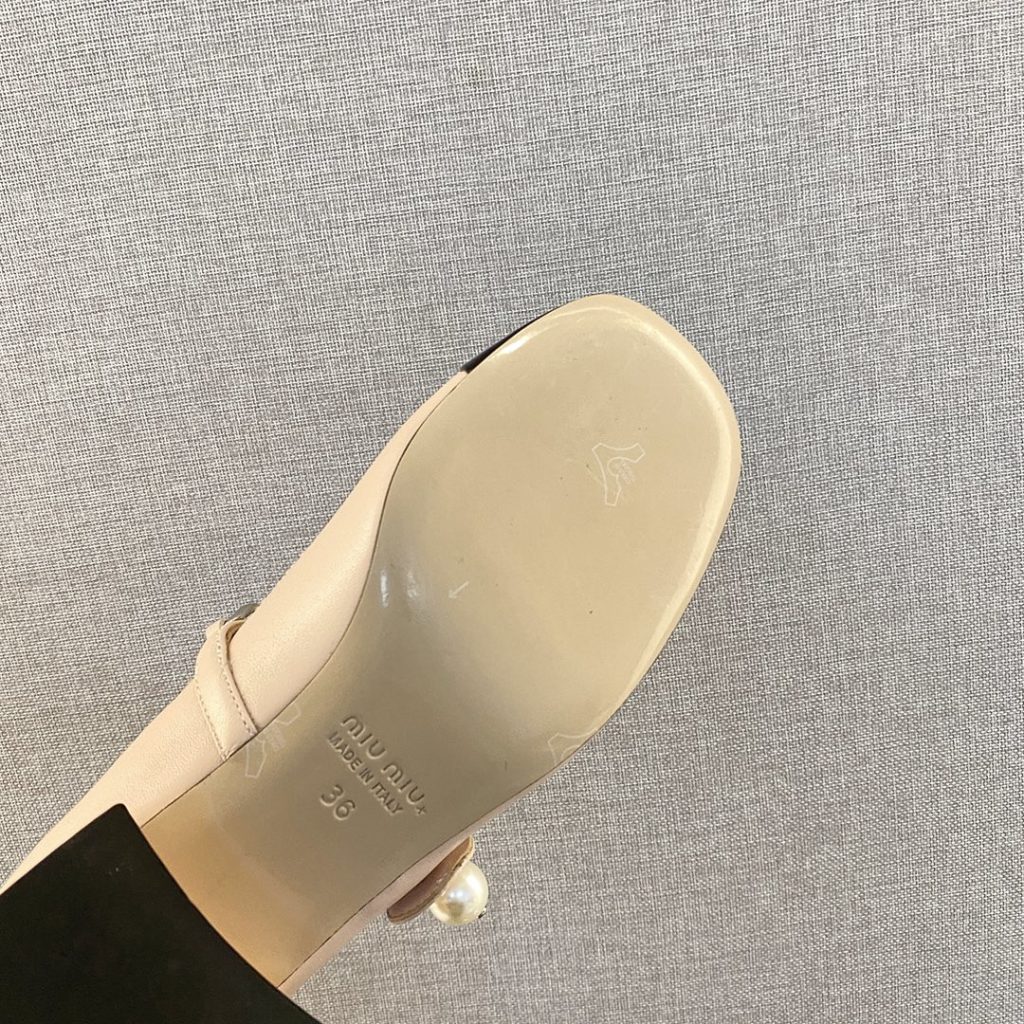 miumiu Mary Jane shoes<br>This year's new light cream color tone is much softer than the pure white classic Mary Jane shoes<br>The black and white uppers are soft and delicate