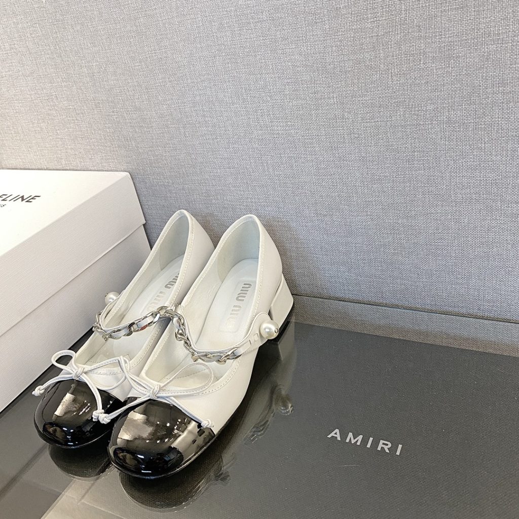 miumiu Mary Jane shoes<br>This year's new light cream color tone is much softer than the pure white classic Mary Jane shoes<br>The black and white uppers are soft and delicate