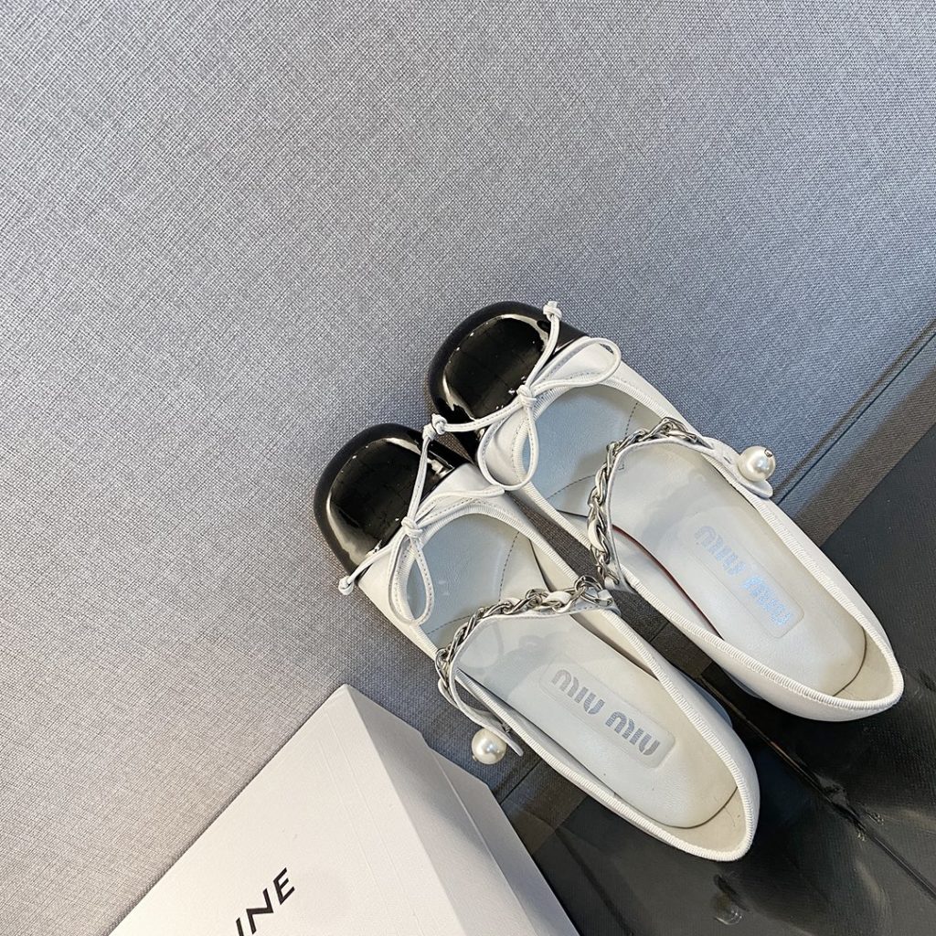 miumiu Mary Jane shoes<br>This year's new light cream color tone is much softer than the pure white classic Mary Jane shoes<br>The black and white uppers are soft and delicate