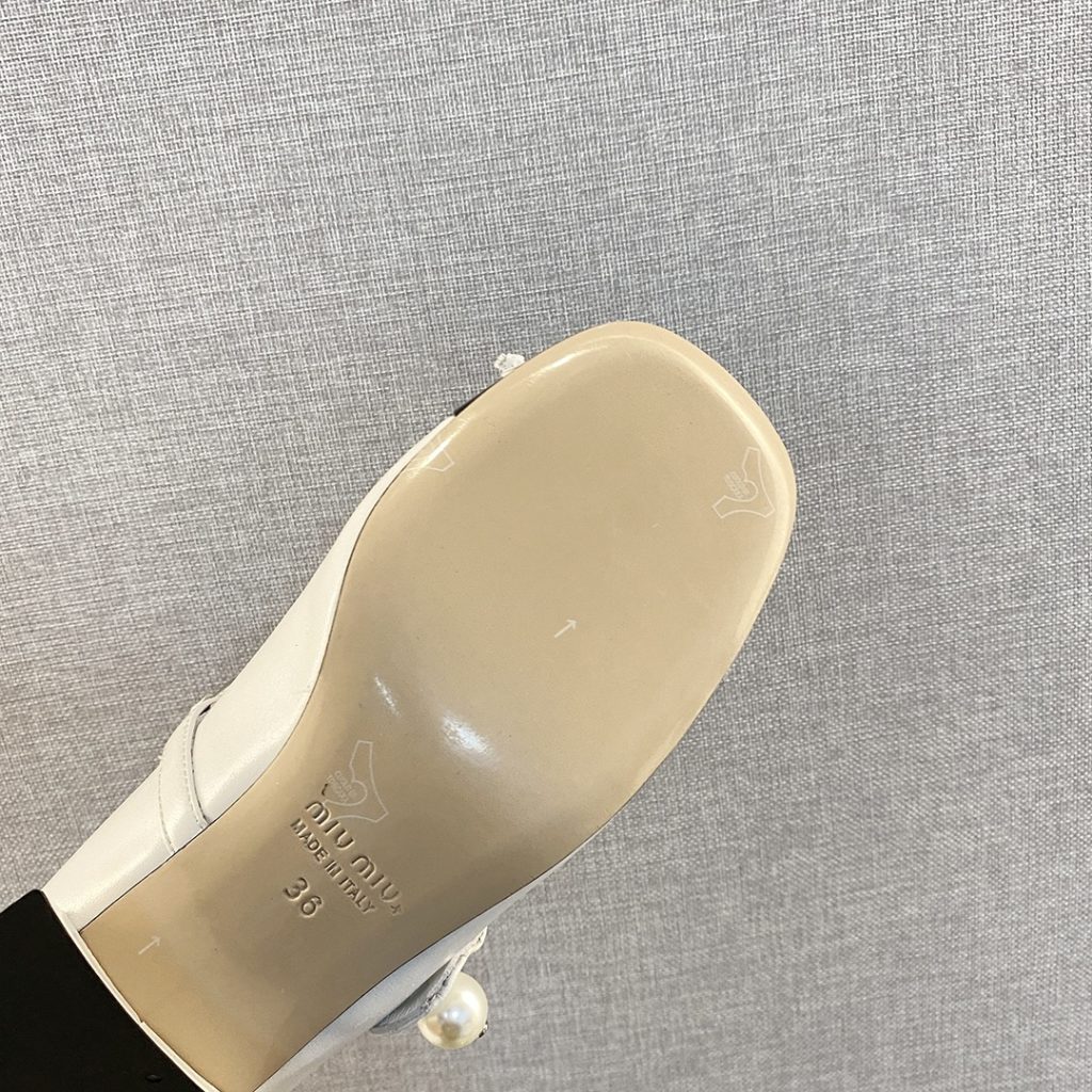 miumiu Mary Jane shoes<br>This year's new light cream color tone is much softer than the pure white classic Mary Jane shoes<br>The black and white uppers are soft and delicate