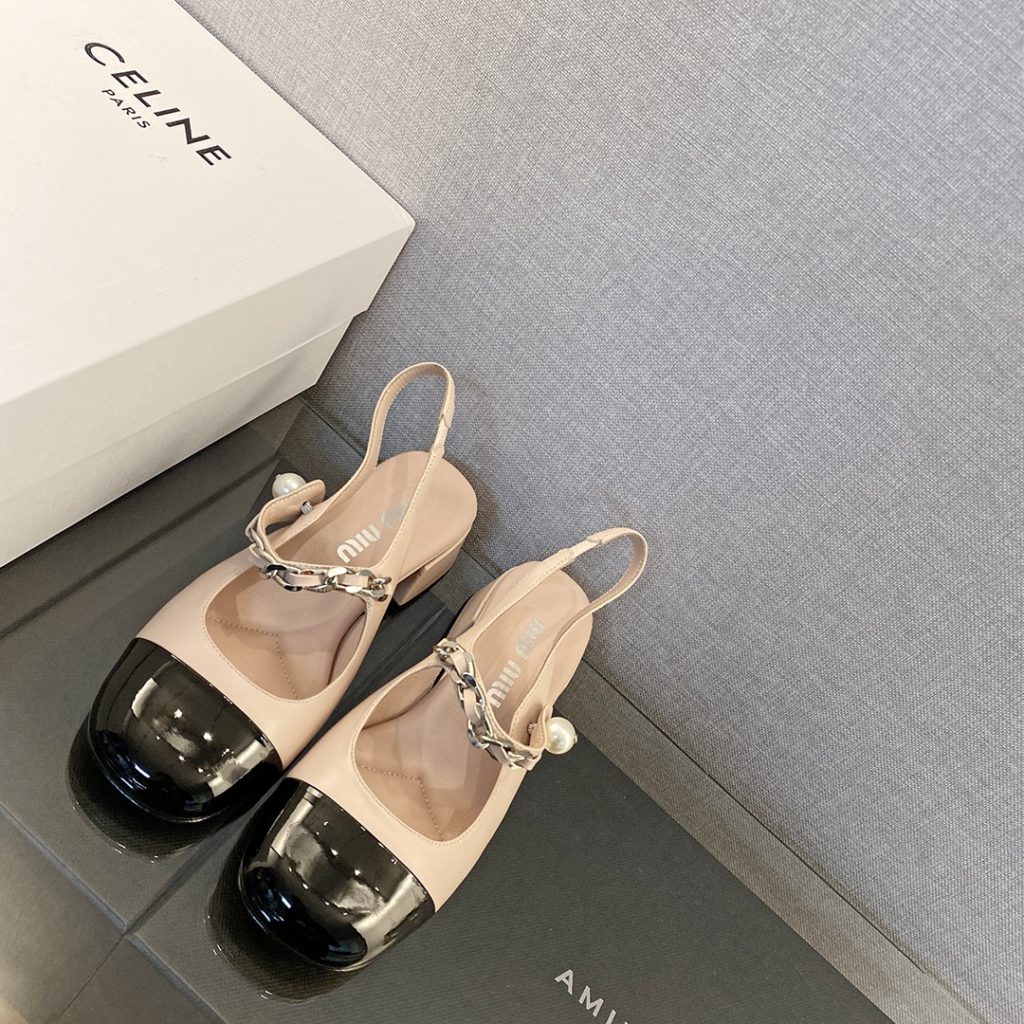 MiuMiu Mary Jane shoes This year's new light cream color tone is much softer than the pure white classic Mary Jane shoes The black and white uppers are soft and delicate