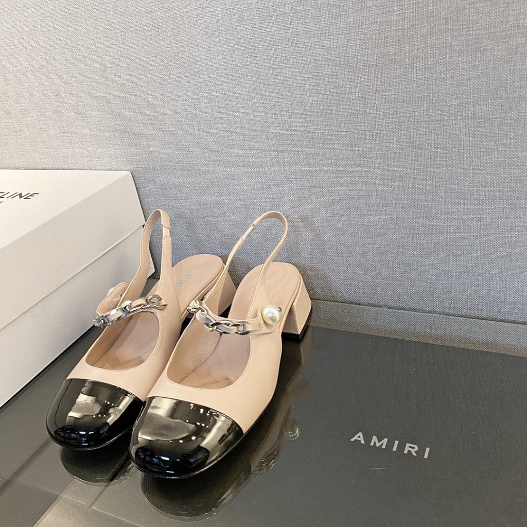 MiuMiu Mary Jane shoes This year's new light cream color tone is much softer than the pure white classic Mary Jane shoes The black and white uppers are soft and delicate