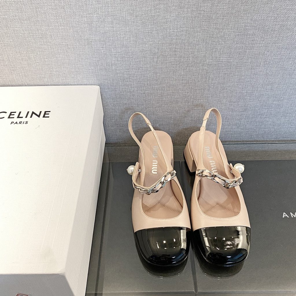 MiuMiu Mary Jane shoes This year's new light cream color tone is much softer than the pure white classic Mary Jane shoes The black and white uppers are soft and delicate