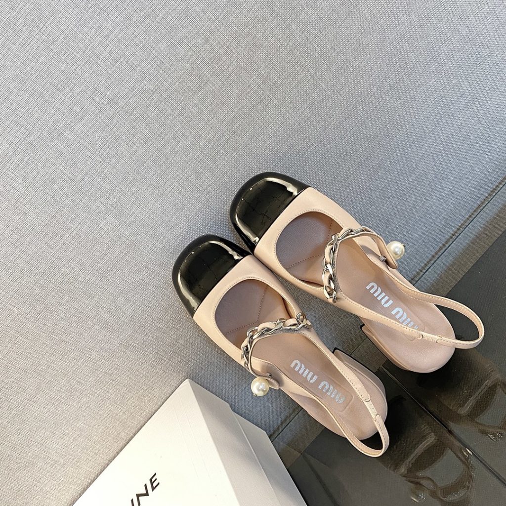 MiuMiu Mary Jane shoes This year's new light cream color tone is much softer than the pure white classic Mary Jane shoes The black and white uppers are soft and delicate