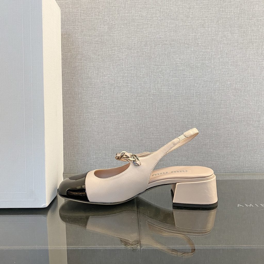 MiuMiu Mary Jane shoes This year's new light cream color tone is much softer than the pure white classic Mary Jane shoes The black and white uppers are soft and delicate