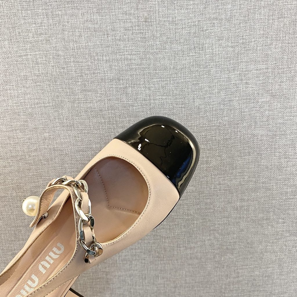 MiuMiu Mary Jane shoes This year's new light cream color tone is much softer than the pure white classic Mary Jane shoes The black and white uppers are soft and delicate