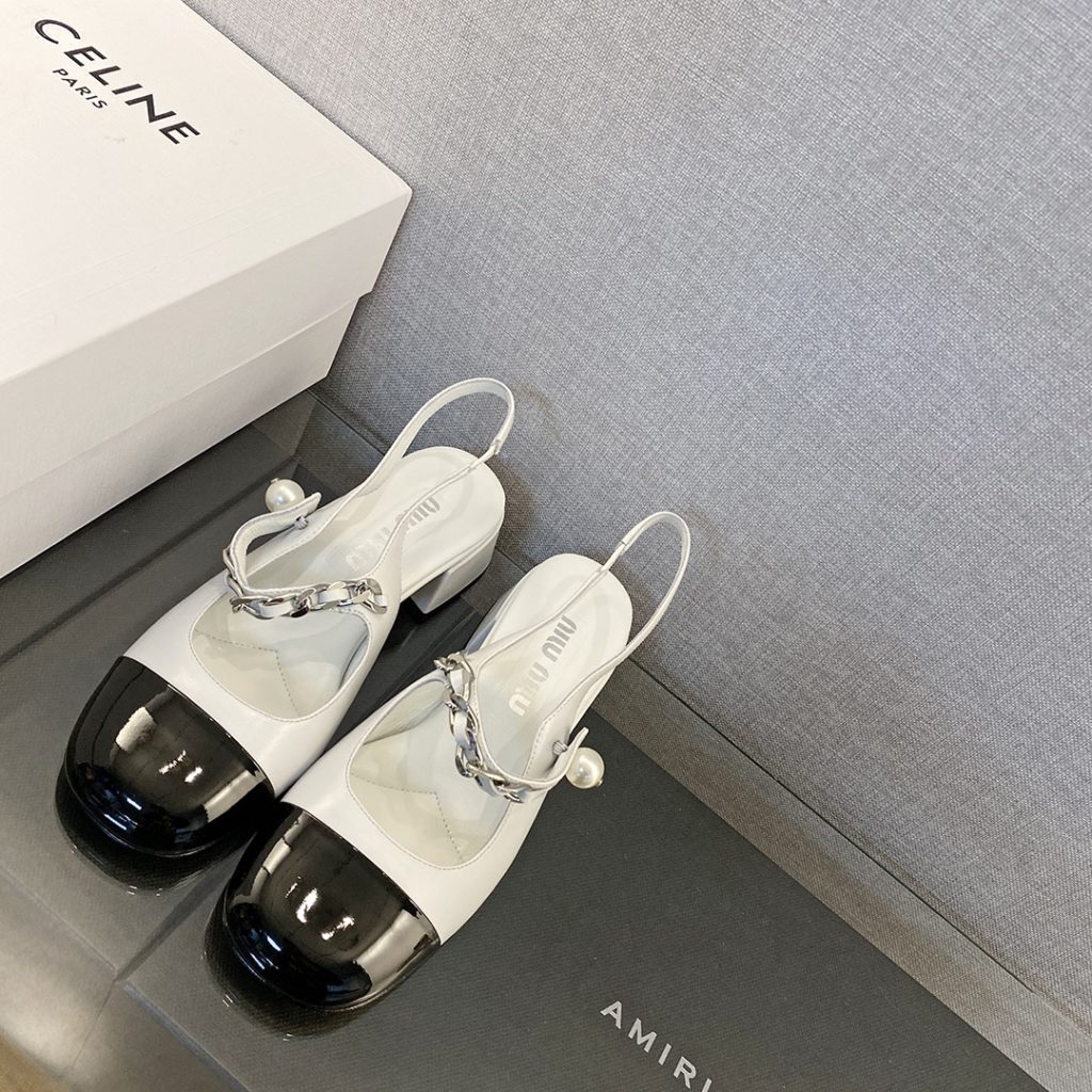 MiuMiu Mary Jane shoes This year's new light cream color tone is much softer than the pure white classic Mary Jane shoes The black and white uppers are soft and delicate