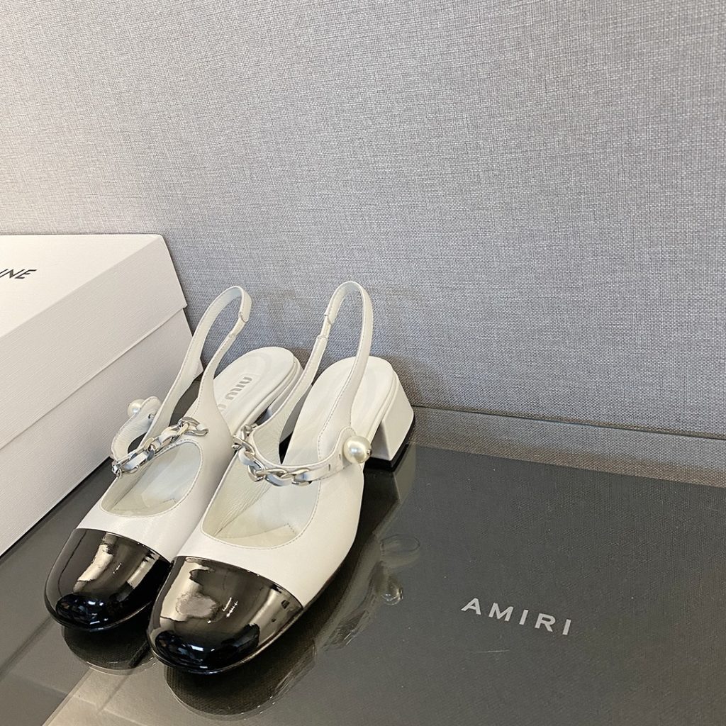 MiuMiu Mary Jane shoes This year's new light cream color tone is much softer than the pure white classic Mary Jane shoes The black and white uppers are soft and delicate