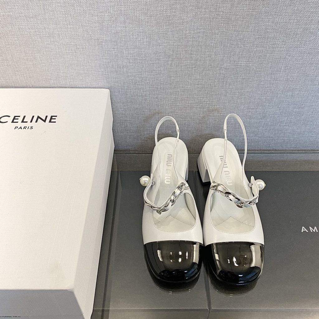 MiuMiu Mary Jane shoes This year's new light cream color tone is much softer than the pure white classic Mary Jane shoes The black and white uppers are soft and delicate