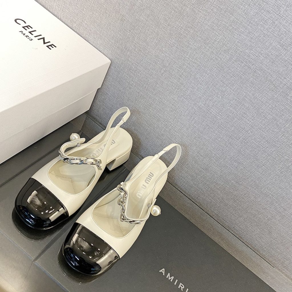 MiuMiu Mary Jane shoes This year's new light cream color tone is much softer than the pure white classic Mary Jane shoes The black and white uppers are soft and delicate