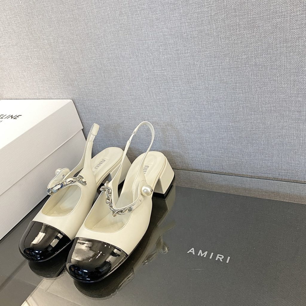 MiuMiu Mary Jane shoes This year's new light cream color tone is much softer than the pure white classic Mary Jane shoes The black and white uppers are soft and delicate