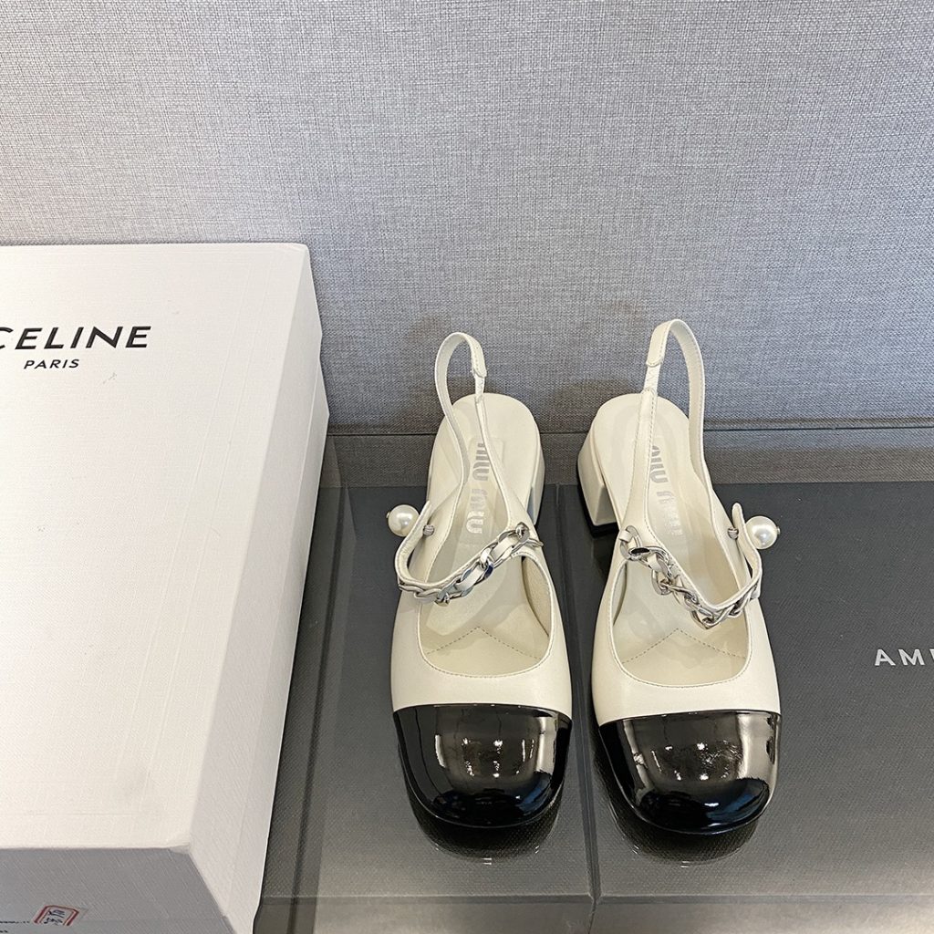 MiuMiu Mary Jane shoes This year's new light cream color tone is much softer than the pure white classic Mary Jane shoes The black and white uppers are soft and delicate