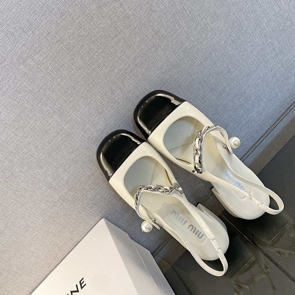 MiuMiu Mary Jane shoes This year's new light cream color tone is much softer than the pure white classic Mary Jane shoes The black and white uppers are soft and delicate