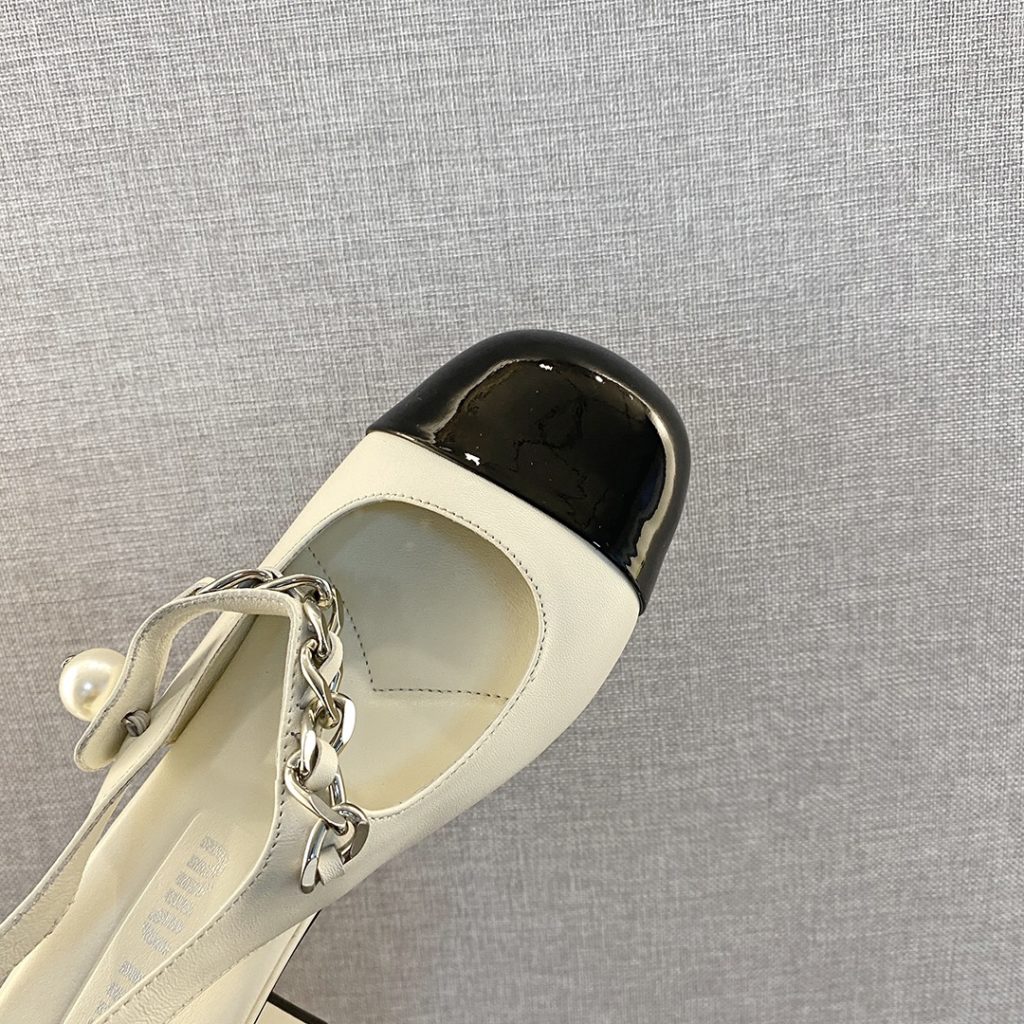 MiuMiu Mary Jane shoes This year's new light cream color tone is much softer than the pure white classic Mary Jane shoes The black and white uppers are soft and delicate