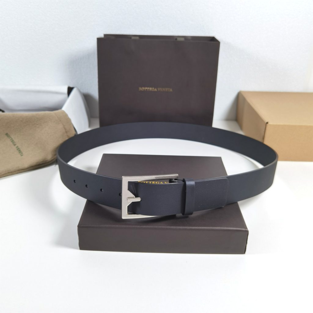 Bottega VenetaMM 🎀 Made of double-sided plain cowhide leather, the classic business-casual premium belt  is made with exquisite craftsmanship.