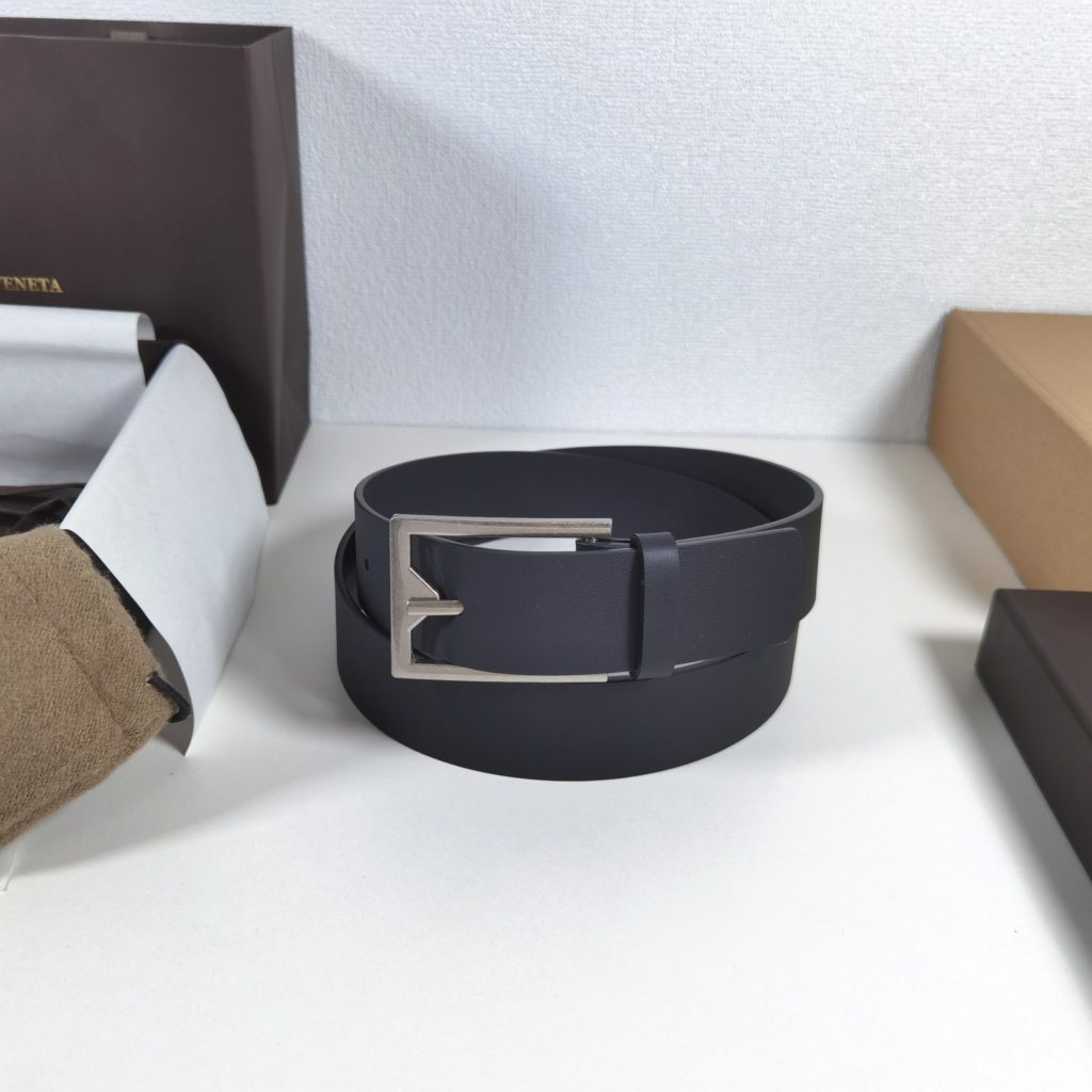 Bottega VenetaMM 🎀 Made of double-sided plain cowhide leather, the classic business-casual premium belt  is made with exquisite craftsmanship.