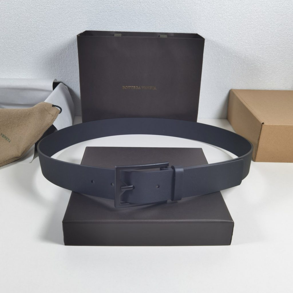 Bottega VenetaMM 🎀 Made of double-sided plain cowhide leather, the classic business-casual premium belt  is made with exquisite craftsmanship.