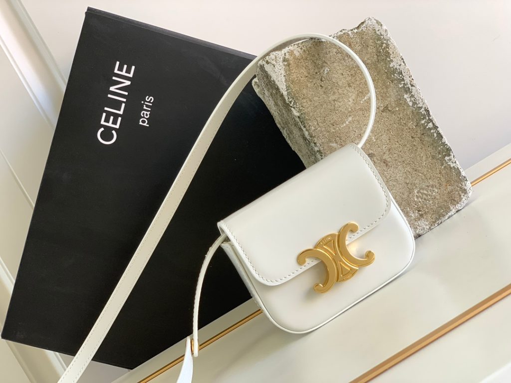 Genuine grade  original leather version Celine Triumph mini satchel 💭 Imported pure steel shoulder strap made of pure steel for cattle and sheep can be adjusted and unlocked 🔓 A variety of back method paper towel lipstick keys can also be fitted with a small card bag, exquisite and small, to enhance the wear of the universal cute 16850 Sezi: 11 * 8 * 4cm Model: 10513