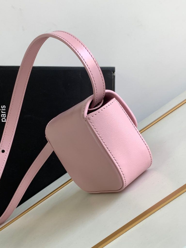 Genuine grade  original leather version Celine Triumph mini satchel 23s 🆕 Limited light pink 🌸 Imported pure steel shoulder strap made of pure steel for cattle and sheep can be adjusted and unlocked 🔓 A variety of back method paper towel lipstick keys can also be fitted with a small card bag, exquisite and small, to enhance the wear of the universal cute 16850 Sezi: 11 * 8 * 4cm Model: 10513