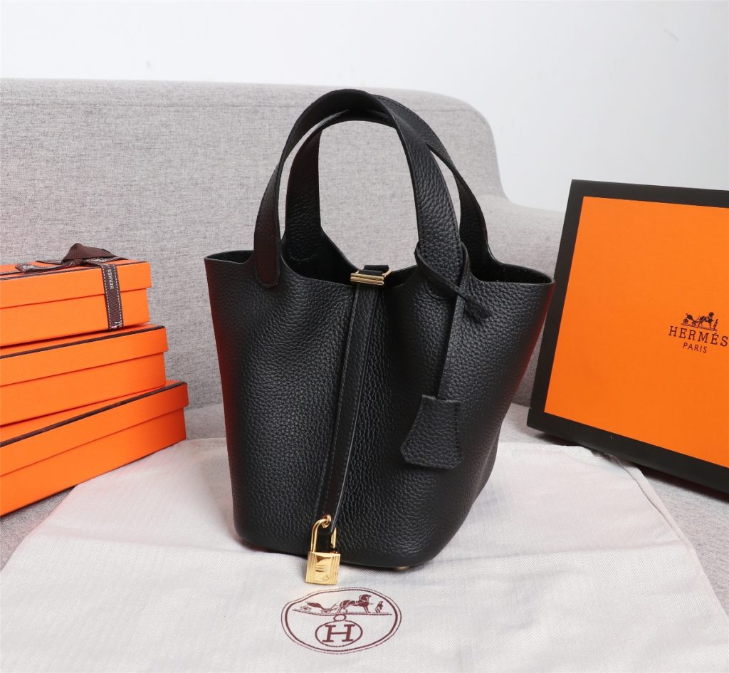 (Black gold deduction)  All of them are repeat customers [bad laugh] If you can only take a bag when you travel, it must be Hermes' food basket picotin [Strong] [Strong] Reason: 1 ⃣ : It is easy to match the bag style leisure style with many traveling clothes; two ⃣ : The weight of the bag is very light and soft. It looks small, but it can be filled with many necessities, such as sunscreen and camera. Large size: 22cm, small size: 18cm.