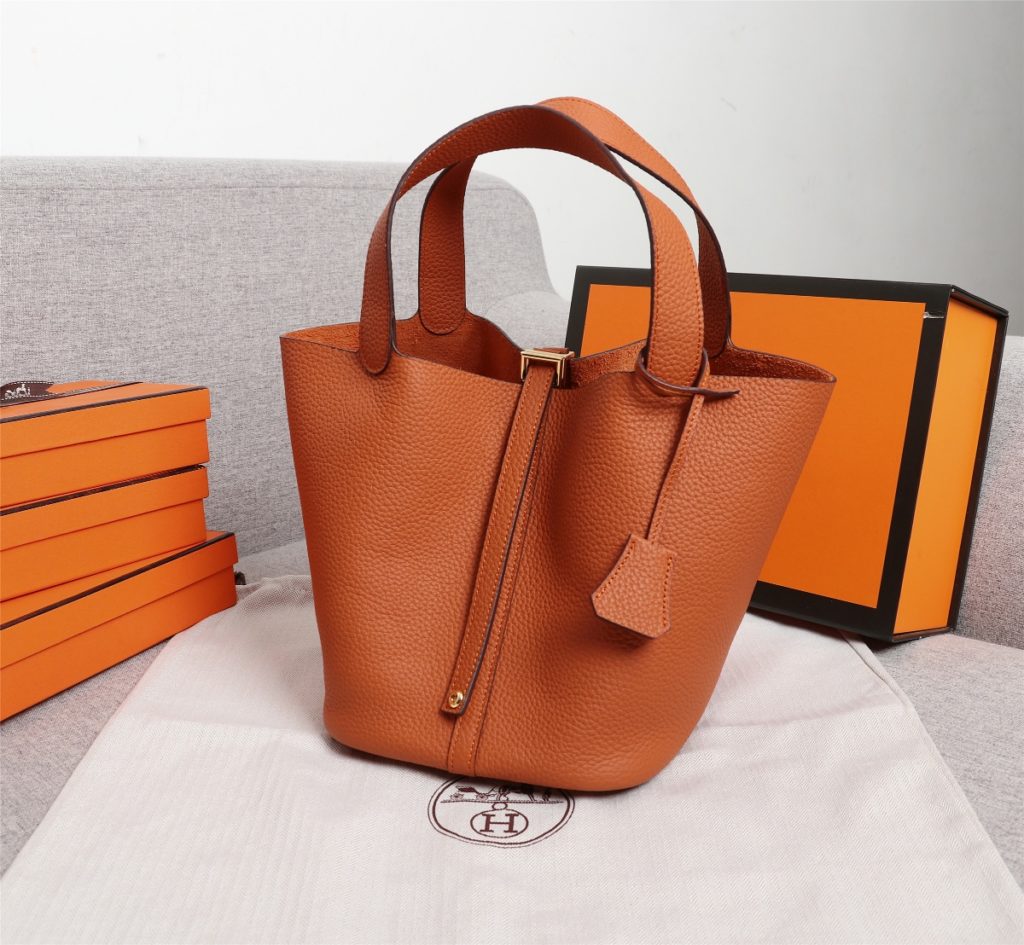 (orange gold deduction)  All of them are repeat customers [bad laugh] If you can only take a bag when you travel, it must be Hermes' food basket picotin [Strong] [Strong] Reason: 1 ⃣ : It is easy to match the bag style leisure style with many traveling clothes; two ⃣ : The weight of the bag is very light and soft. It looks small, but it can be filled with many necessities, such as sunscreen and camera. Large size: 22cm, small size: 18cm.