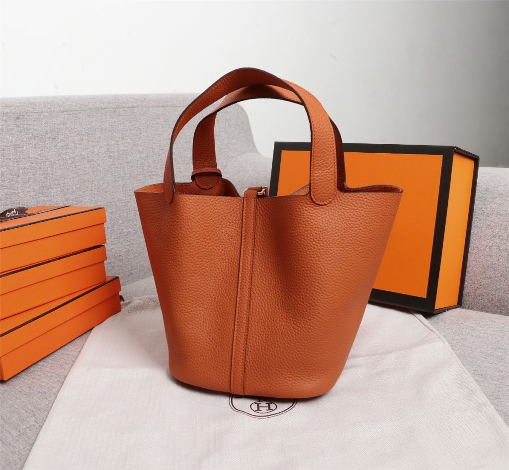 (orange gold deduction)  All of them are repeat customers [bad laugh] If you can only take a bag when you travel, it must be Hermes' food basket picotin [Strong] [Strong] Reason: 1 ⃣ : It is easy to match the bag style leisure style with many traveling clothes; two ⃣ : The weight of the bag is very light and soft. It looks small, but it can be filled with many necessities, such as sunscreen and camera. Large size: 22cm, small size: 18cm.