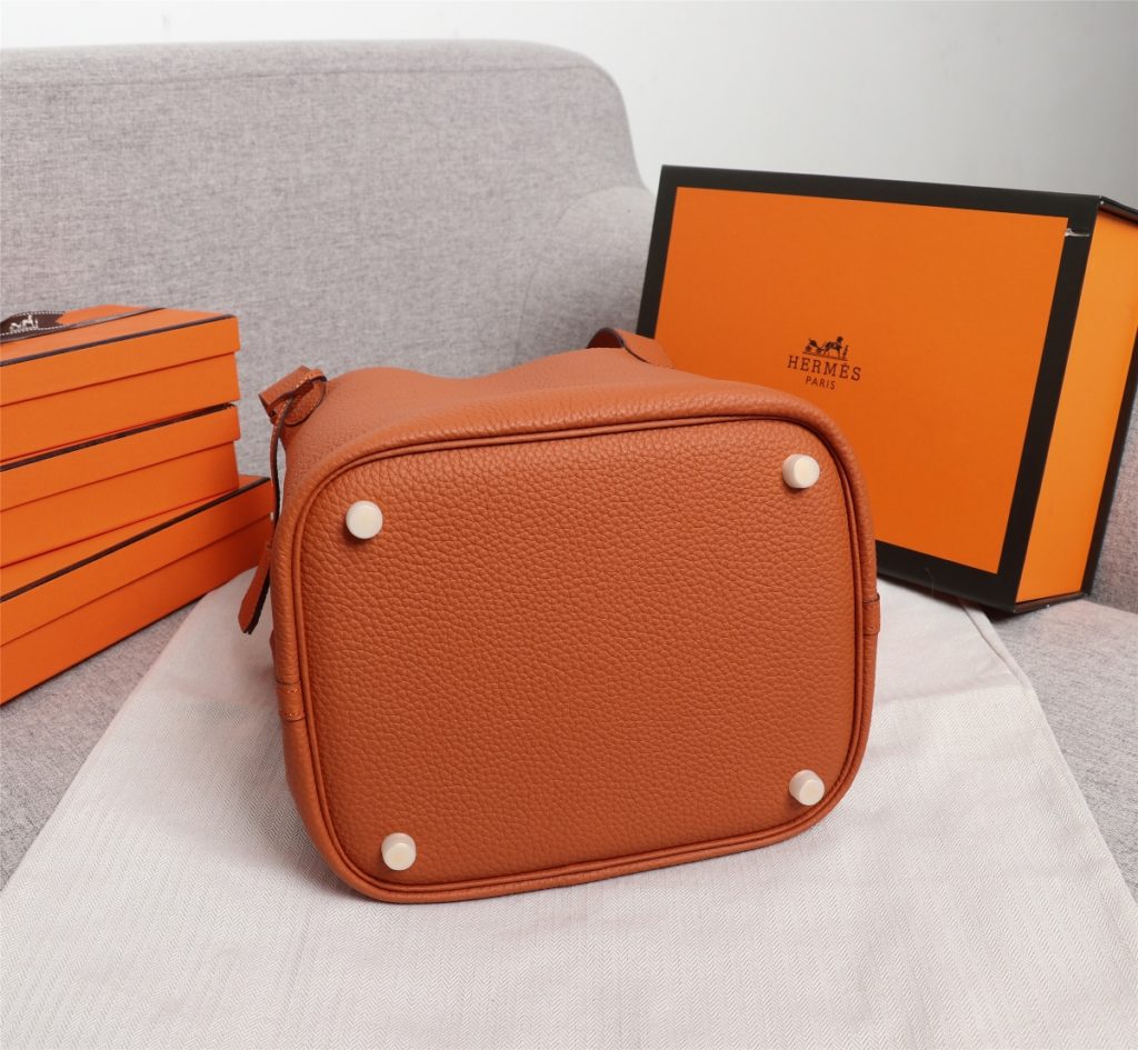 (orange gold deduction)  All of them are repeat customers [bad laugh] If you can only take a bag when you travel, it must be Hermes' food basket picotin [Strong] [Strong] Reason: 1 ⃣ : It is easy to match the bag style leisure style with many traveling clothes; two ⃣ : The weight of the bag is very light and soft. It looks small, but it can be filled with many necessities, such as sunscreen and camera. Large size: 22cm, small size: 18cm.