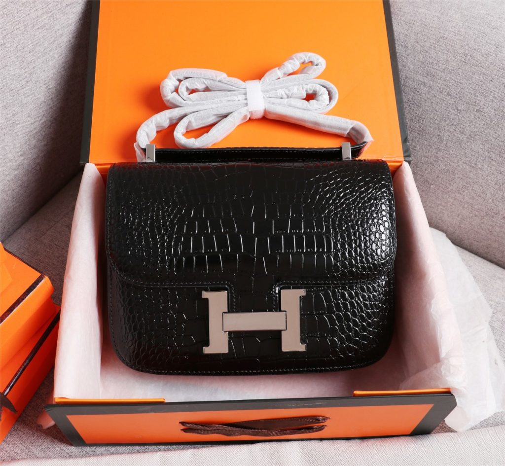 (Black Silver) Herm è s 👑 Hermes French origin 🇫🇷 (Crocodile pattern) batch:Constance stewardess bag ☣️ crocodile skin 🈵 Pure steel plated hardware buckle, genuine leather source, super good handle accessories, fine steel laser logo 🎉 Perfect flap radian and three-dimensional high-end pure manual customization 🔮 Quality recommendation ‼️ Size: 23 * 6 * 17