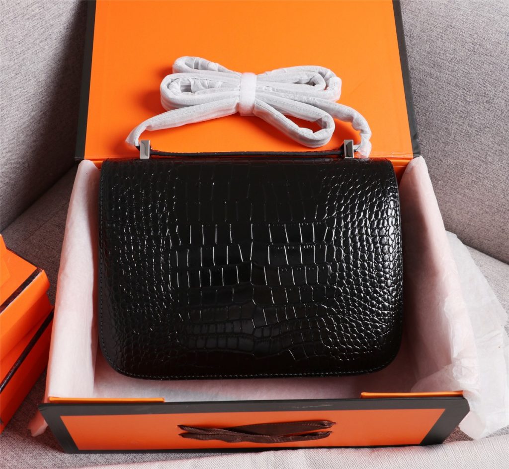 (Black Silver) Herm è s 👑 Hermes French origin 🇫🇷 (Crocodile pattern) batch:Constance stewardess bag ☣️ crocodile skin 🈵 Pure steel plated hardware buckle, genuine leather source, super good handle accessories, fine steel laser logo 🎉 Perfect flap radian and three-dimensional high-end pure manual customization 🔮 Quality recommendation ‼️ Size: 23 * 6 * 17