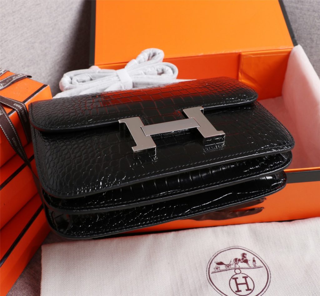 (Black Silver) Herm è s 👑 Hermes French origin 🇫🇷 (Crocodile pattern) batch:Constance stewardess bag ☣️ crocodile skin 🈵 Pure steel plated hardware buckle, genuine leather source, super good handle accessories, fine steel laser logo 🎉 Perfect flap radian and three-dimensional high-end pure manual customization 🔮 Quality recommendation ‼️ Size: 23 * 6 * 17