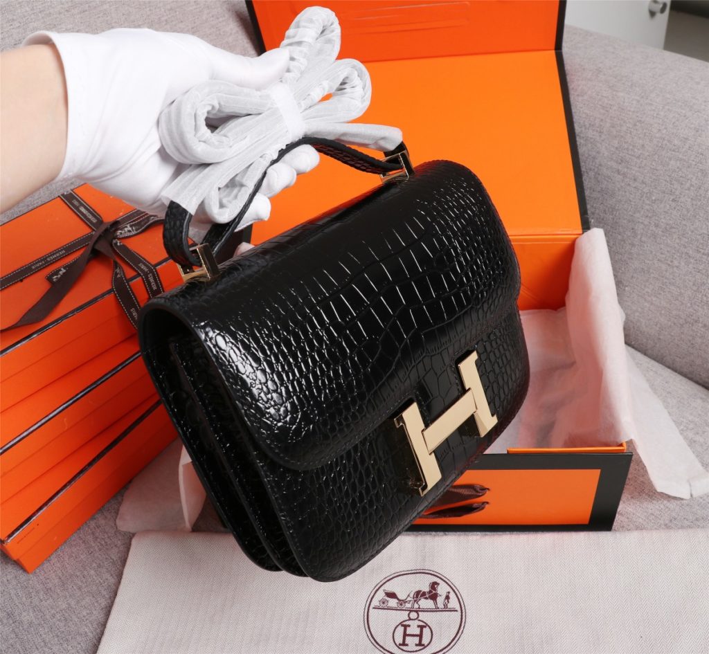 Hermes Herm è s 👑 French origin 🇫🇷 Batch: Constance stewardess bag ☣️ Alligator pattern 🈵 Pure steel plated hardware buckle, genuine leather source, super good handle accessories, fine steel laser logo 🎉 Perfect flap radian and three-dimensional high-end pure manual customization 🔮 Quality recommendation ‼️ Size: 23 * 6 * 17