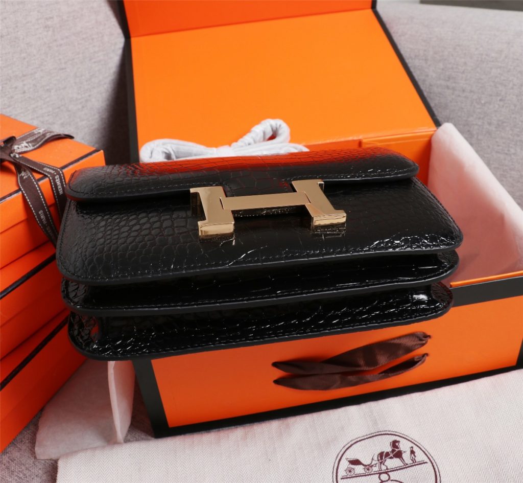 Hermes Herm è s 👑 French origin 🇫🇷 Batch: Constance stewardess bag ☣️ Alligator pattern 🈵 Pure steel plated hardware buckle, genuine leather source, super good handle accessories, fine steel laser logo 🎉 Perfect flap radian and three-dimensional high-end pure manual customization 🔮 Quality recommendation ‼️ Size: 23 * 6 * 17