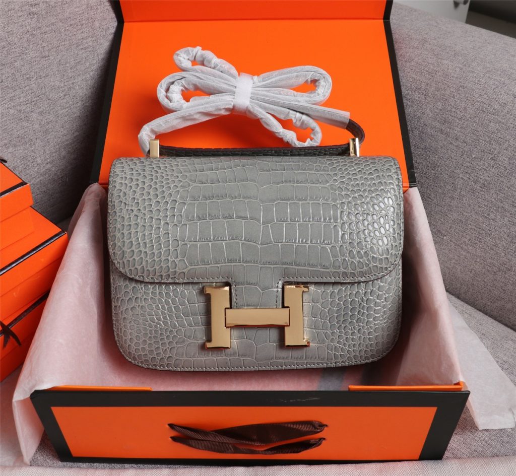 Hermes Herm è s 👑 French origin 🇫🇷 Batch: Constance stewardess bag ☣️ Alligator pattern 🈵 Pure steel plated hardware buckle, genuine leather source, super good handle accessories, fine steel laser logo 🎉 Perfect flap radian and three-dimensional high-end pure manual customization 🔮 Quality recommendation ‼️ Size: 23 * 6 * 17